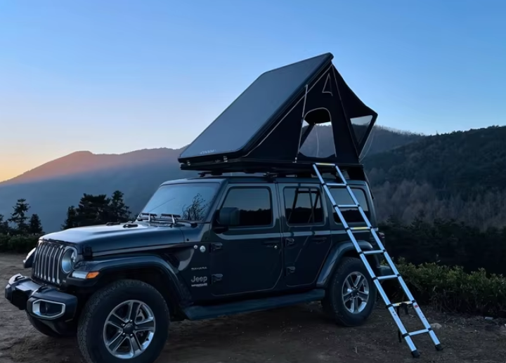 Rugged Rooftop Tent for 4x4 Vehicles - Telescopic Ladder - Durable Fabric - Spacious Interior - Comfortable for 3-4 Users