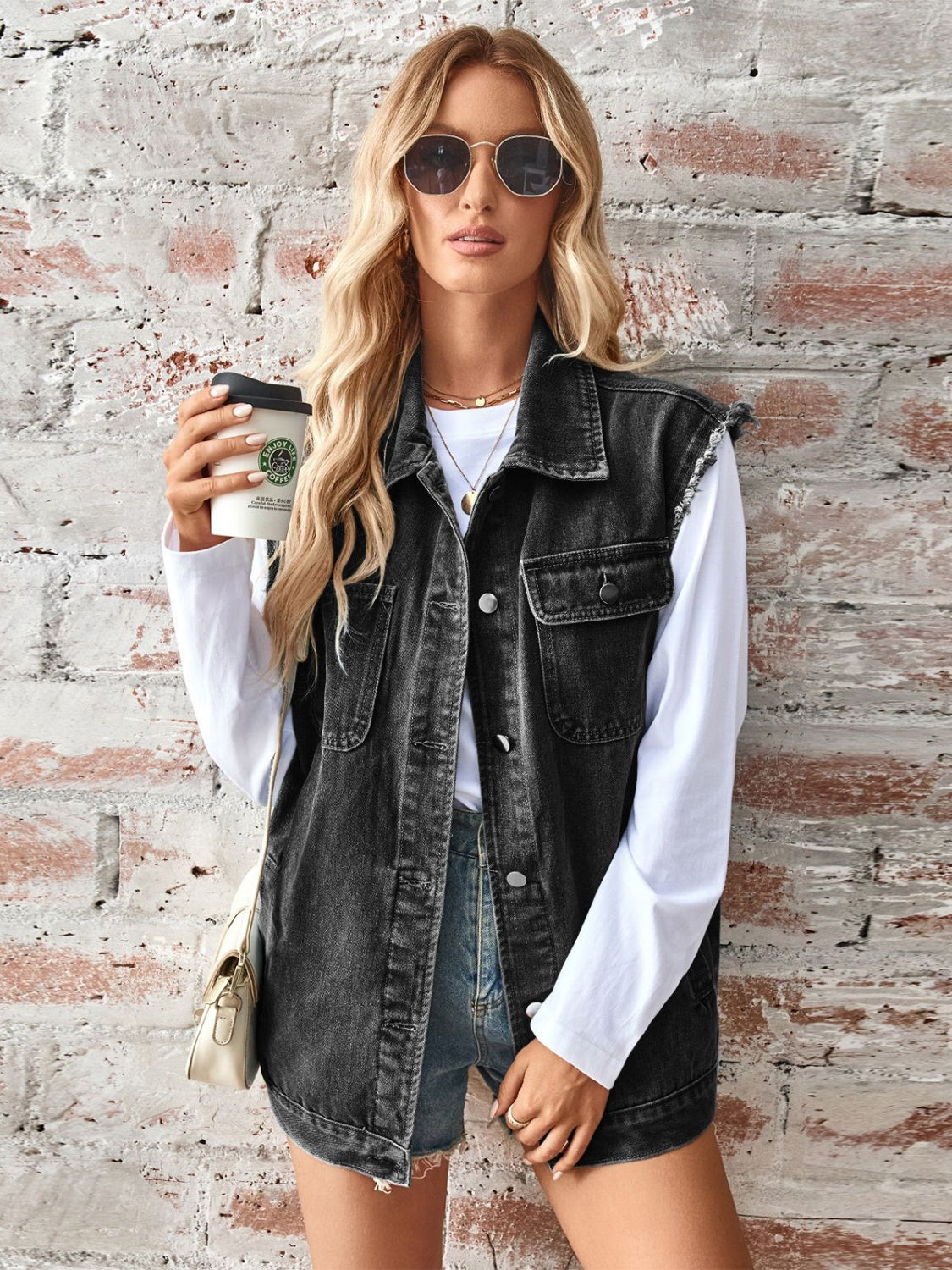 Women's Sleeveless Denim Jacket with Raw Hem and Button Up Closure – Stylish and Comfortable