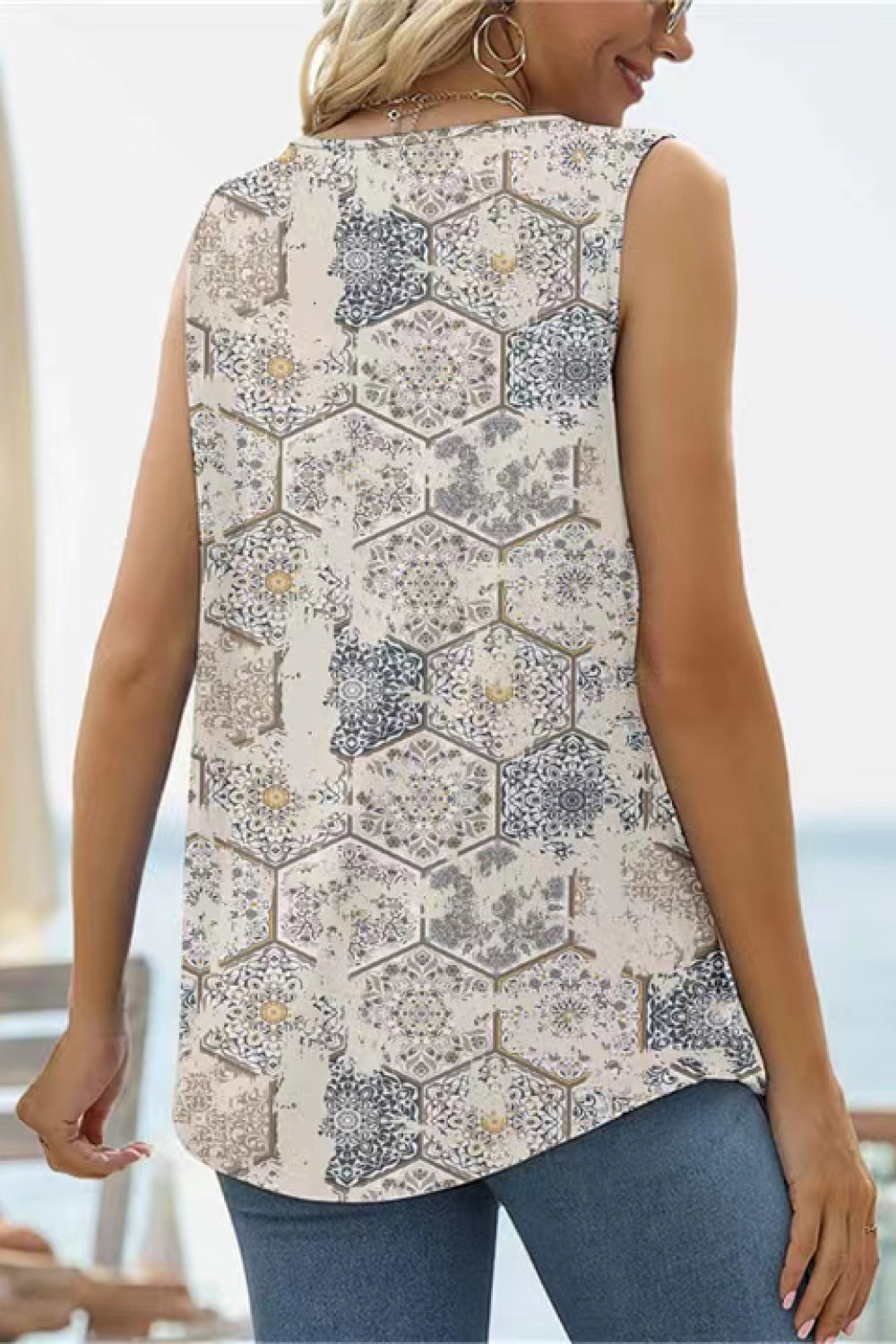 Women's Floral Print Square Neck Sleeveless Tank Top with Curved Hem - White Label